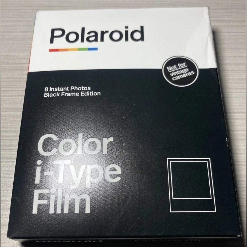 Polaroid color film for i-Type Black frame, 8 Exposures